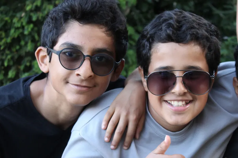 طلاب يستمتعون بوقتهم